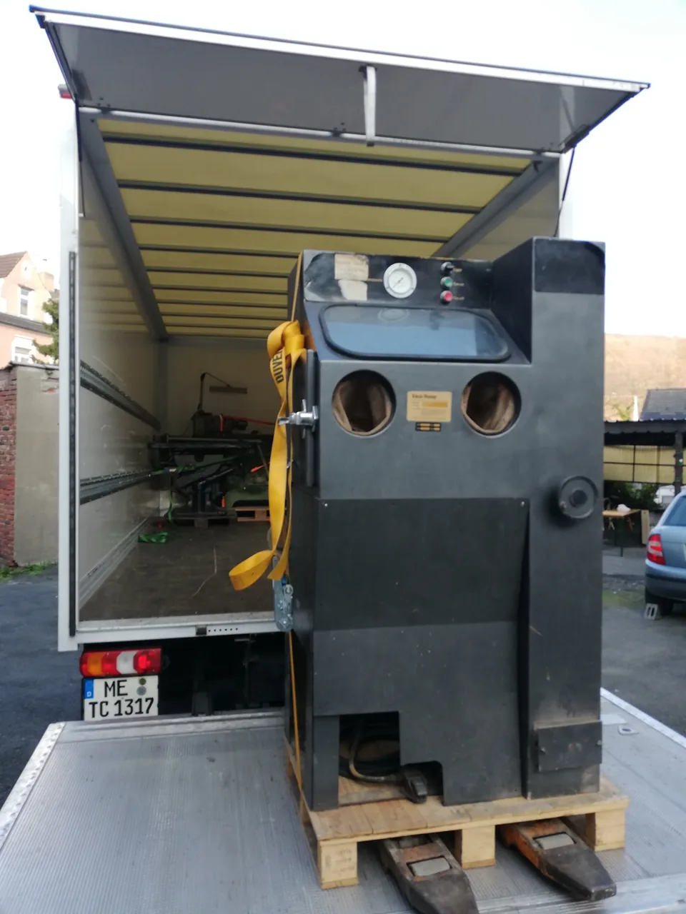 Verladung und Transport schwerer Geräte – Ansicht 1