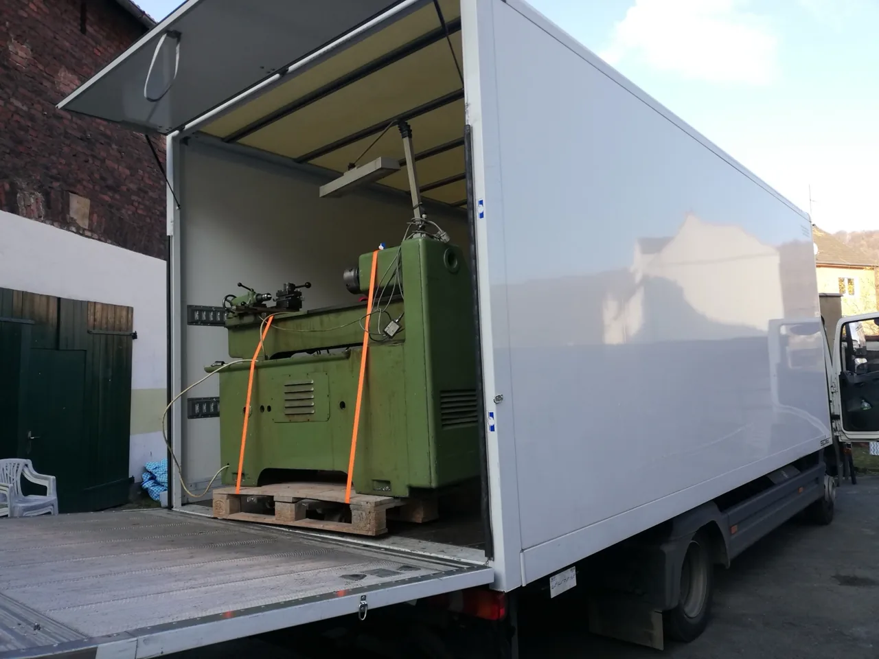 Laderaum und gesicherte Transportladung – Ansicht 1