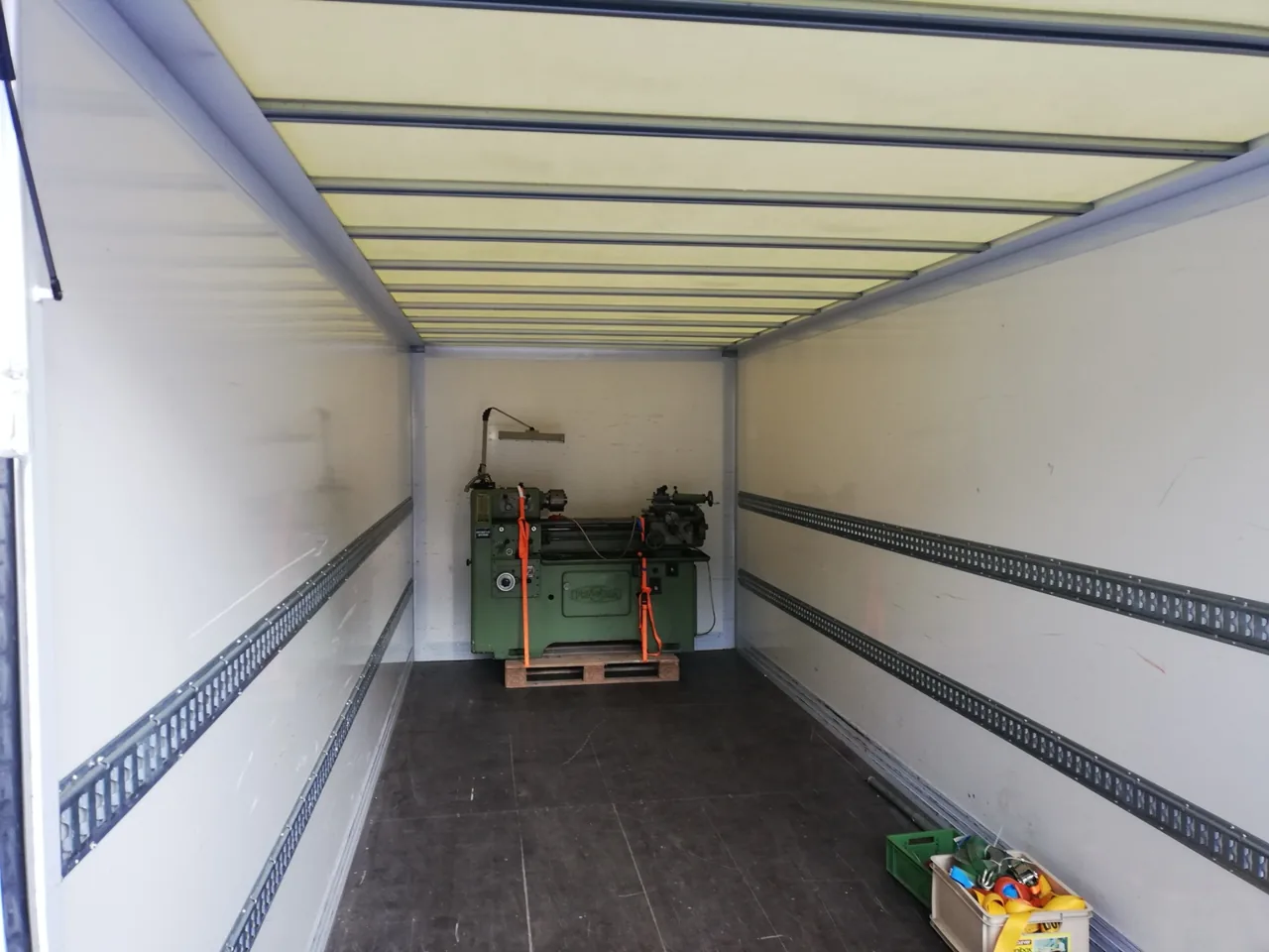Laderaum und gesicherte Transportladung – Ansicht 2