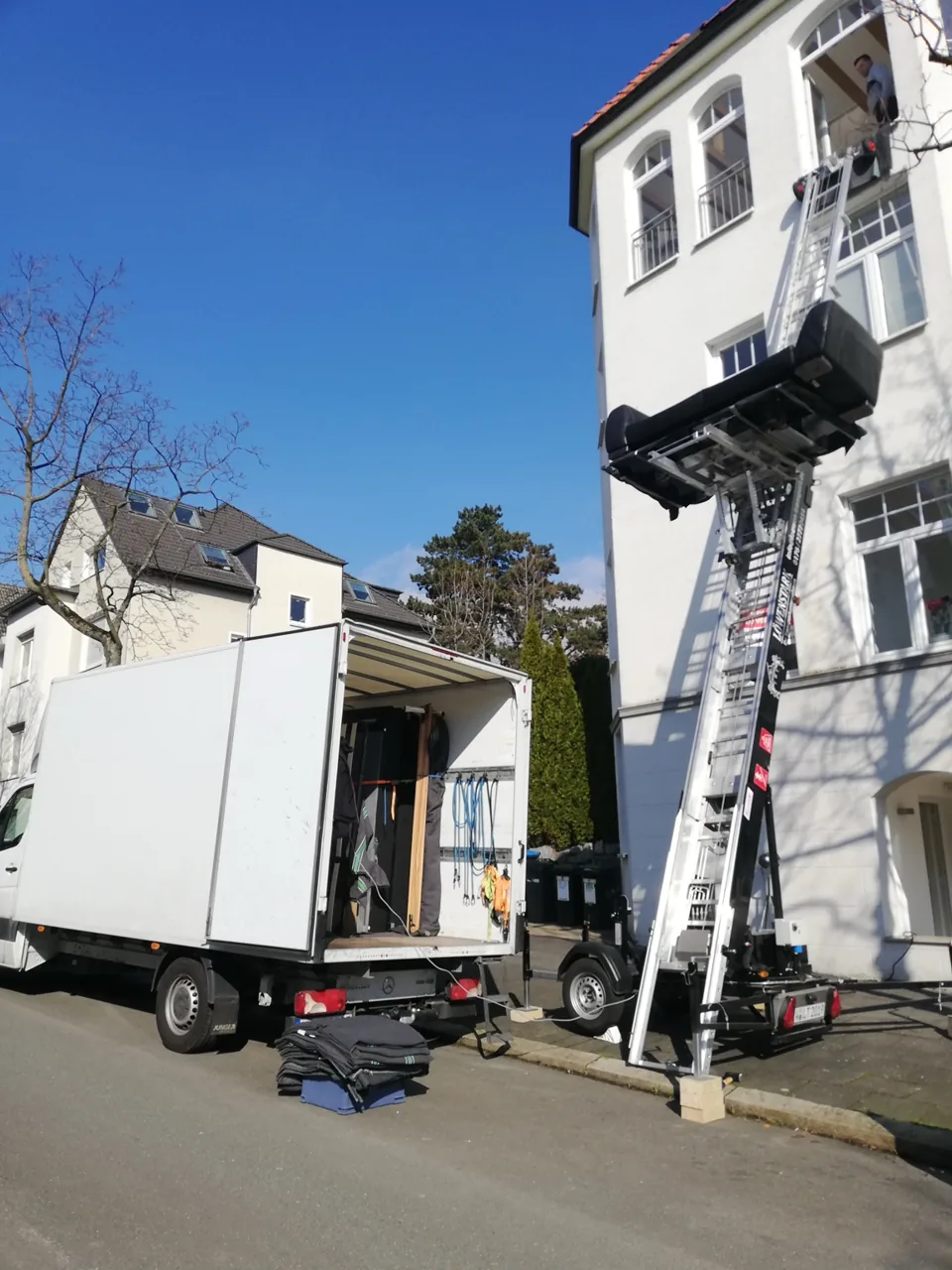 Umzugsdienst Michel: Transporter und Möbellift bei einem Umzug