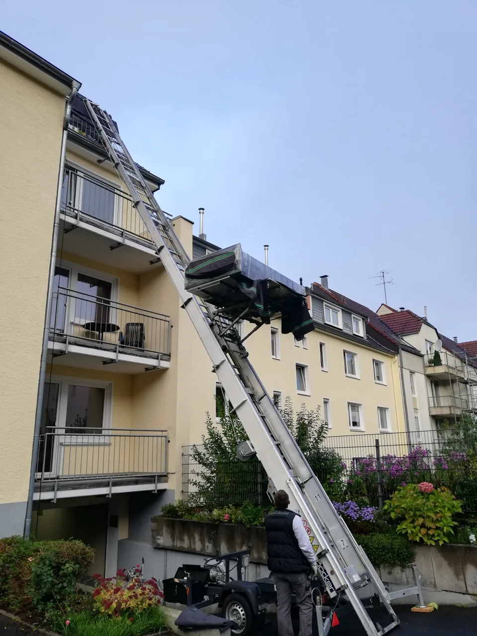 Unser Möbellift im Einsatz – Ansicht 1