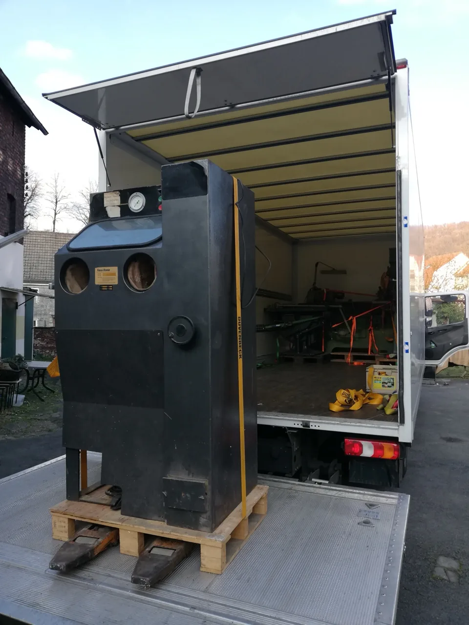 Verladung und Transport schwerer Geräte – Ansicht 2