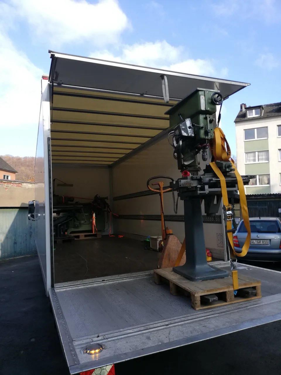 Verladung und Transport schwerer Geräte – Ansicht 3